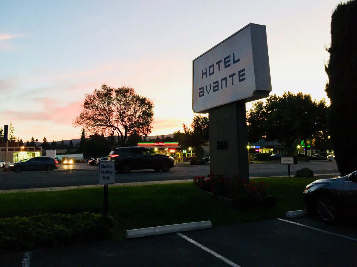 HotelAvante's tweet photo. Golden hour in Mountain View. https://t.co/PW0spDURZi