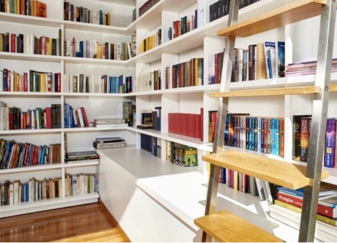 MaryLynchDesign's tweet photo. Time to declutter! Put the books you want to read in one area and get rid of what you don’t love.
#interiordesigners #stpaul #mn #books #organizing #declutter #cleanup #behappy https://t.co/98hIjgAIVf