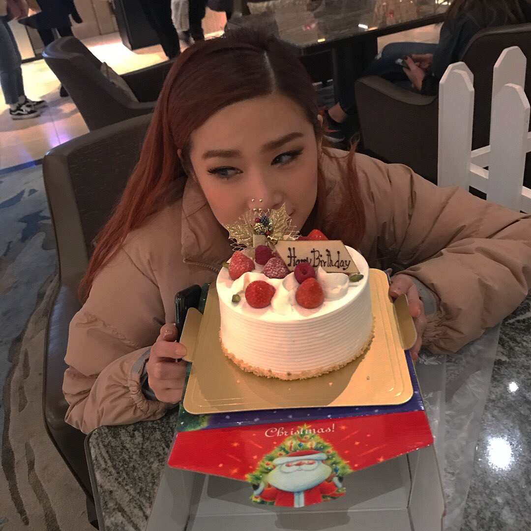 mikanboo__'s tweet photo. 今年もうにょんちゃん直接お祝いできて幸せや🎂笑いっぱい話もしたし☺️
また降りてくるから待っててゆわれて待ってたらいきなりプレゼントくれるしこっちは顔に使うやつで、、って説明してくれるあたりかわいい😂🧡 https://t.co/Ta1KzFA6ha
