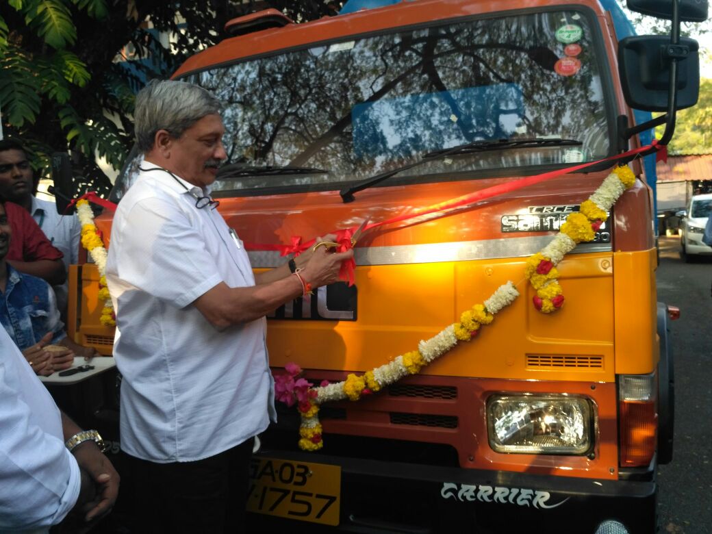 MichaelLobo76's tweet photo. Launched a truck for garbage collection in the presence of CM @manoharparrikar Minister for Revenue @RohanKhaunte. This will help in keeping internal roads from Sangolda to Calangute and from Porvorim to Calangute and Mapusa to Calangute clean #Together4Goa #NitolGoem #CleanGoa https://t.co/1ppJgFQotz