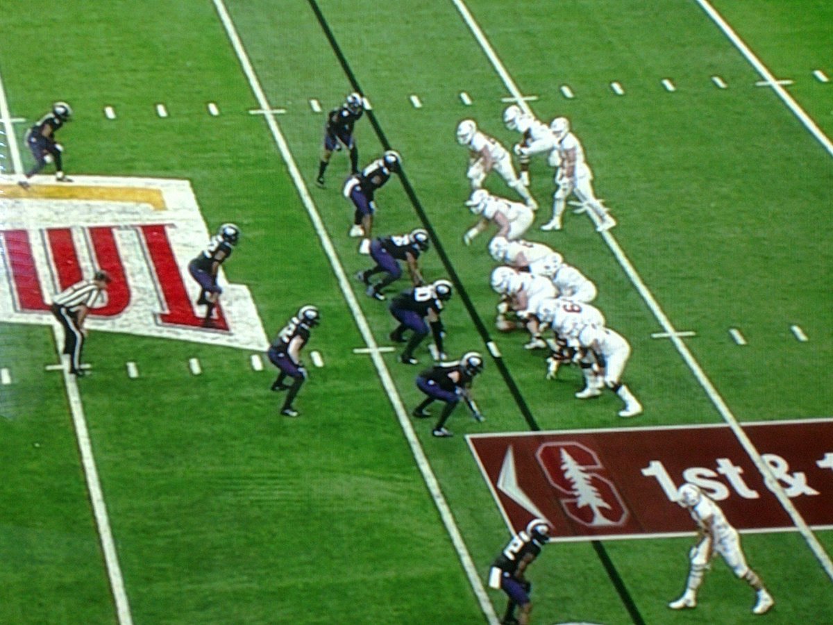The_Coach_A's tweet photo. Rewatching the #TCUvsSTAN game. Interesting DL adjustments by TCU. When Stan comes out in bunch, the DE to the bunch stands up to read for stretch. The CB will knife in too.
Both DEs will stand up & tilt vs a gun/Spread set. Trying to box the run & funnel it to the ILBs. https://t.co/jPc9WSG1al