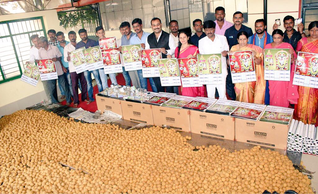 chiranjeevijety's tweet photo. 2 lakhs laddus being prepared on the eve of Vaikunta Ekadashi,  By Arna Seva Trust - Founder &amp; Kpcc State Secretary - Keshava Rajanna B in  Yelahanka #ChiranjeeviJetty #WithCJ #NimmaCJ #KpccLabourCell #State Secretary https://t.co/0HBxYOeRCv