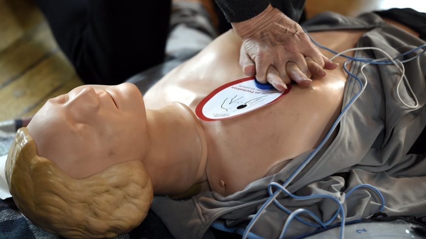 Sensibilisée aux premiers secours en milieu scolaire, une fille de 13 ans pratique une RCP sur sa mère et lui sauve la vie bit.ly/2Ckoeh7