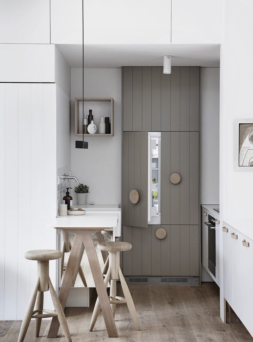 We love seeing our integrated refrigerators and how every design conceals it differently. 
Credit: Whiting Architects @carolewhiting 📷 @sharyncairns