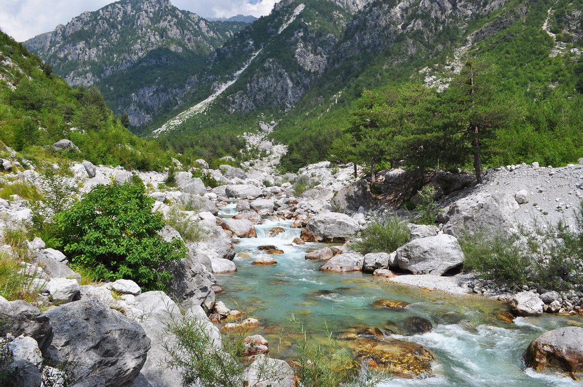 VasTourMx's tweet photo. Imagina caminar por montañas, disfrutar de la naturaleza, nadar en encantadoras aguas cristalinas, conocer gente local, probar comida deliciosa, y sobre todo conocer lugares extraordinarios ¿Lo imaginaste? #Theth en #Albania es el lugar ideal para ti... https://t.co/DTQ6k2pf2d