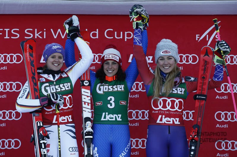 FedeBrignone's tweet photo. The best way to end this 2017! Le foto parlano da sé! Soooo close, @V_Rebensburg and @MikaelaShiffrin ! #greatfight #traiettorieliquide #bancagenerali #beonewithyourgoal @rossignol_1907 @LevelGloves @langeboots @Fisiofficial @fisalpine https://t.co/7J4oLG7e7o