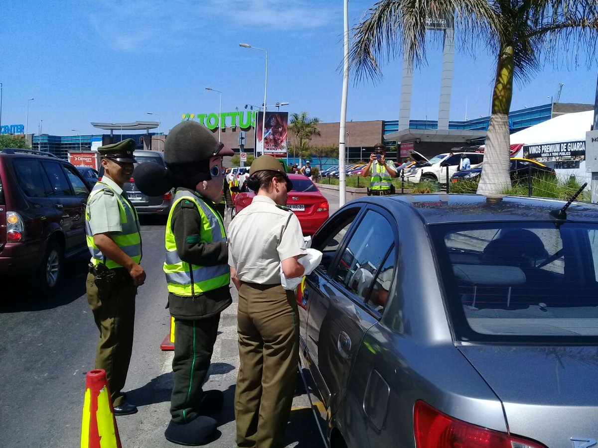 Micc3ra's tweet photo. #Antofagasta @Carabdechile @JUANBRAVO911 Camp. Preventivas en varios ptos
 De la ciudad " Fin de semana largo". "Celebra con responsabilidad" y " si va a conducir no beba" https://t.co/IE43mnbq9Y