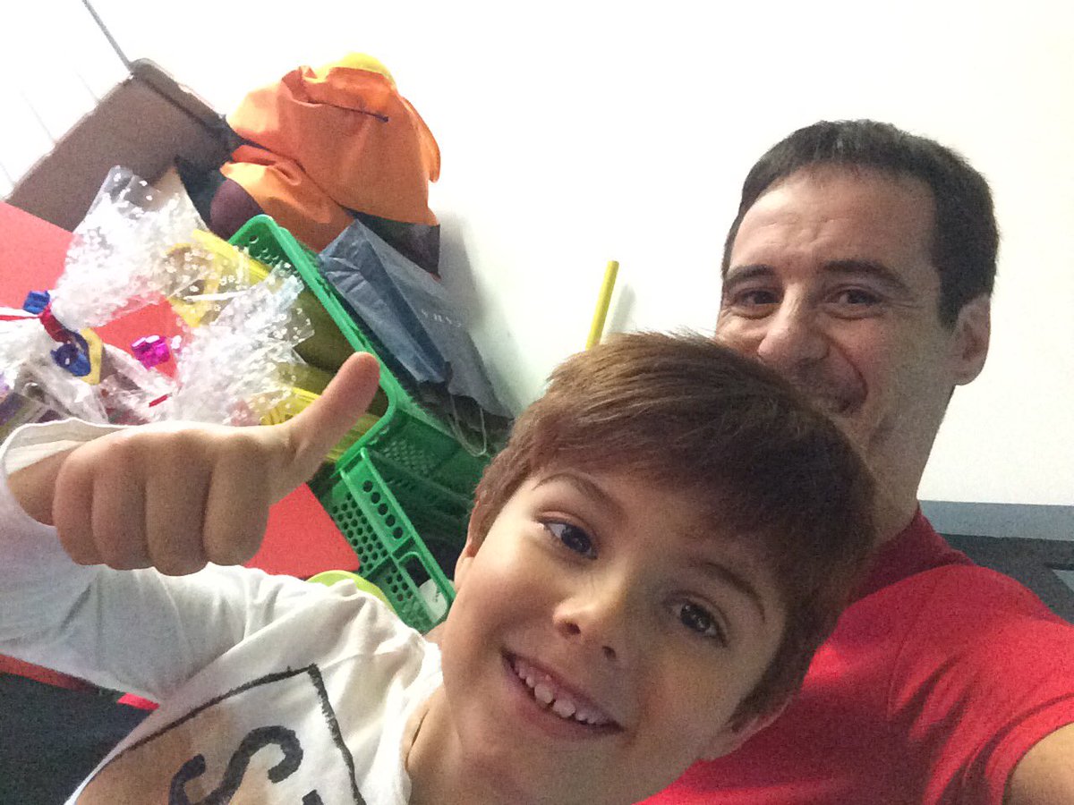 EscEdfisicaRGCC's tweet photo. Hoy ha sido Diego el que nos ha traído un detalle para terminar el año. Muchas gracias!!!! 😜😜😜😜 https://t.co/UBg1JFwV3h
