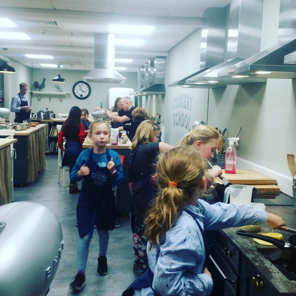 ForestsideCSchl's tweet photo. Brilliant kids birthday party today...fantastic kids and great bakers....happy birthday Ruby @chef_jeffers #cookeryschool #kidsparties #bakeryclasses #cooking #victoriasponge https://t.co/46MaqLe9ii