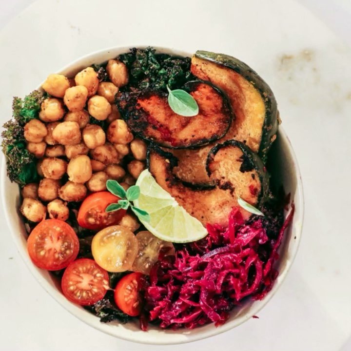 Bowlin' everyday with loads of roasted veggies 🔥🍲🌿 When it’s cold outside I love roasting and baking veggies in the oven to create hearty and seriously satisfying lunch / dinner bowls.
✔️ Todays’s lunch bowl:
• Red &amp; green curly kale massaged in tahini lemon,
• roasted p…