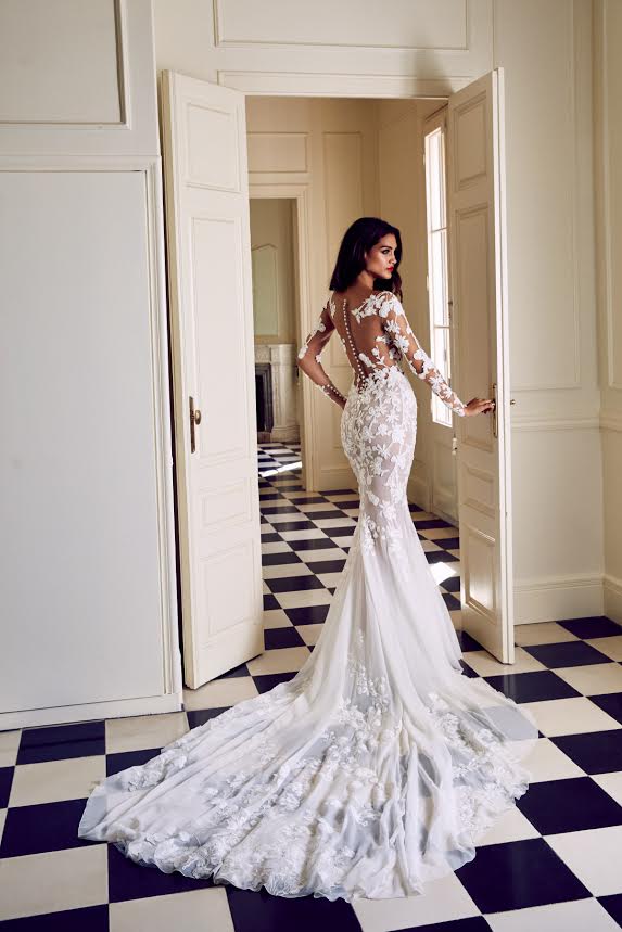 bridalguidemag's tweet photo. With embroidered thread flowers that bloom all over, Rocio dress is hands down one of our favorites from @pronovias' #AtelierPronovias2018 Collection. LOVE their #SexyIsForever shoot! https://t.co/QwAwEdMhwu https://t.co/kyCYLHWuzJ