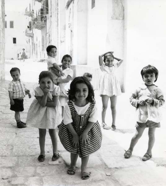 ghegola's tweet photo. Che cosa posso perché voi possiate,
che cosa posso io, a voi che tutto potete
a voi che guardate le cose che vi daranno lo sguardo,
bambini ?

P.Cappello   

#FrammentiDi2017 

Dorothy Bohm, Israel 1956 https://t.co/0DkiVCzwXH