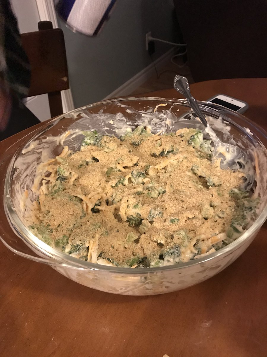 saragiroux98's tweet photo. Hey @theGordanRamsey what do you think about my friend’s broccoli casserole? 🥦 https://t.co/mjKEQqJ0iu
