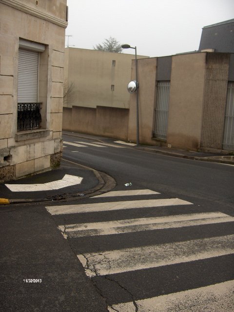 stephanegodard's tweet photo. Des lampadaires endommagés depuis des semaines sans aucune réaction de la municipalité: on est bien à Montataire :( #montataire #rccem #cadredevie #onsebougequand? https://t.co/A5RCpZVN2g