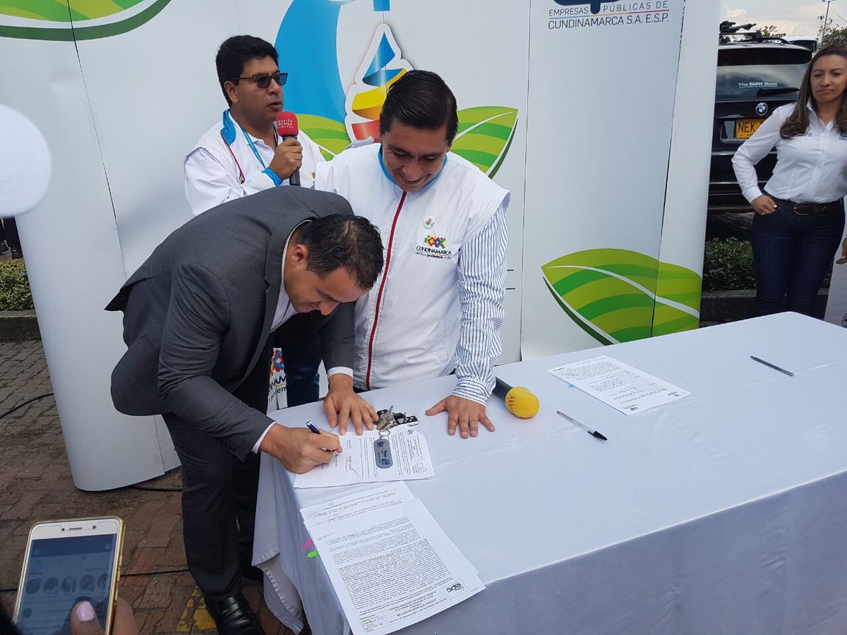 milenaricardoc's tweet photo. Gracias a la gestión realizada por nuestro @AlcaldeNilo hoy recibimos un vehículo compactador que mejorará la cobertura y eficiencia en la recolección y transporte de los residuos sólidos en nuestro municipio @ALCALDIADENILO
#CompromisoConResponsabilidad https://t.co/DpEdOBhv7I