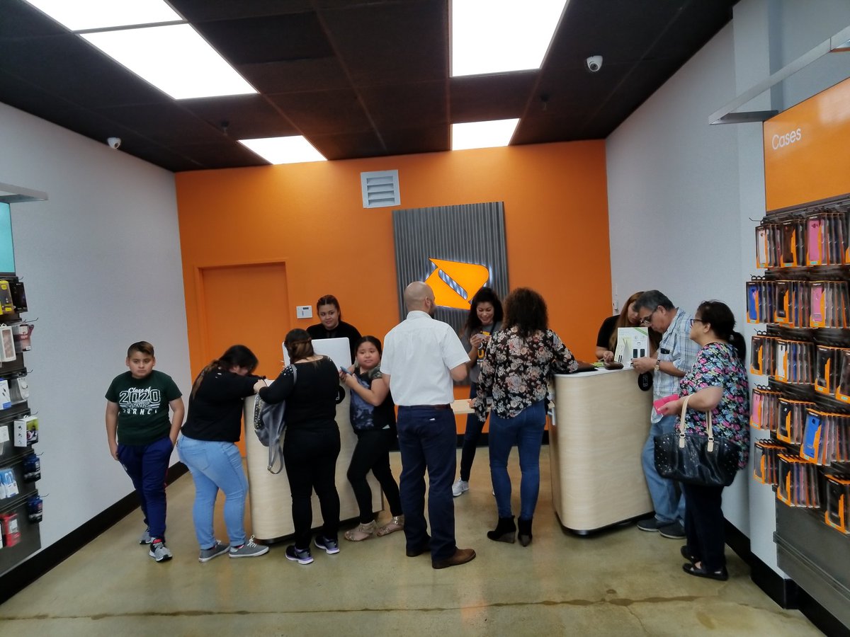 OArriagaVIP's tweet photo. @Jetwirelessgrp Whittier on 🔥 this Friday!!! Ready to ROCK this last weekend of 2017...We are going to close it strong 💪 @KeilaSpg &amp; @marceco_rick in the mix helping out close some sales. @prailpcs @DennisDesmith https://t.co/YqnQHhGVJK