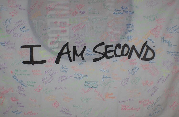iamsecond's tweet photo. A high school student created this banner that other students and teachers signed. She also handed out I Am Second bracelets to her peers. This is an incredible #livingsecond story!!π https://t.co/N96CERypR6