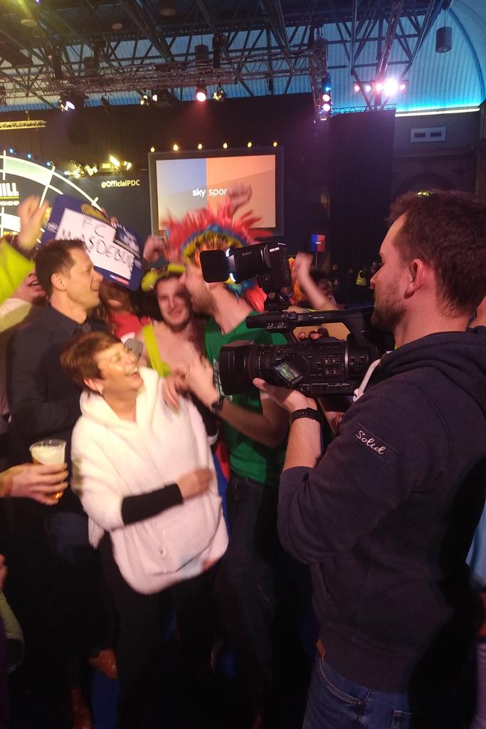 ThomasMayer's tweet photo. @SBanderm und @MoBlume habens grad lustig im #AllyPally #dartsWM 🎯😀 https://t.co/9rOYTSPA9S