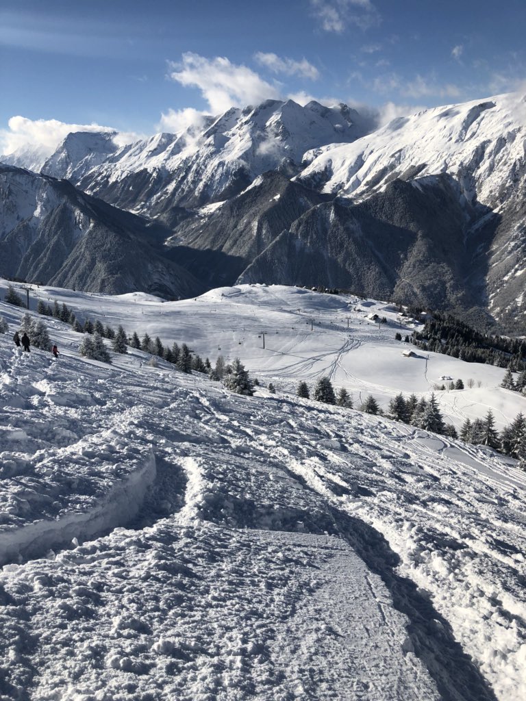 lauriau's tweet photo. @BlanchetX Beaucoup trop de neige, c’est po top... t’es mieux au bureau @blanchetX https://t.co/ef9LzT2ssZ