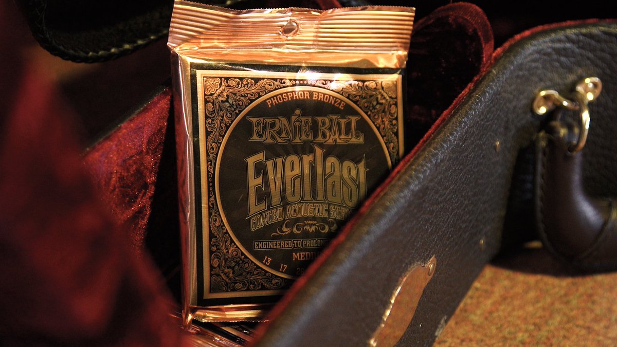 ernieball's tweet photo. #NewYearsResolution resolution: picking up a guitar and playing in any environment. Our Everlast Acoustic Strings produce warm rich #bass tones with clear bright trebles. Tap to learn more. #iplayslinky #acoustc https://t.co/nrOhpcwXj7