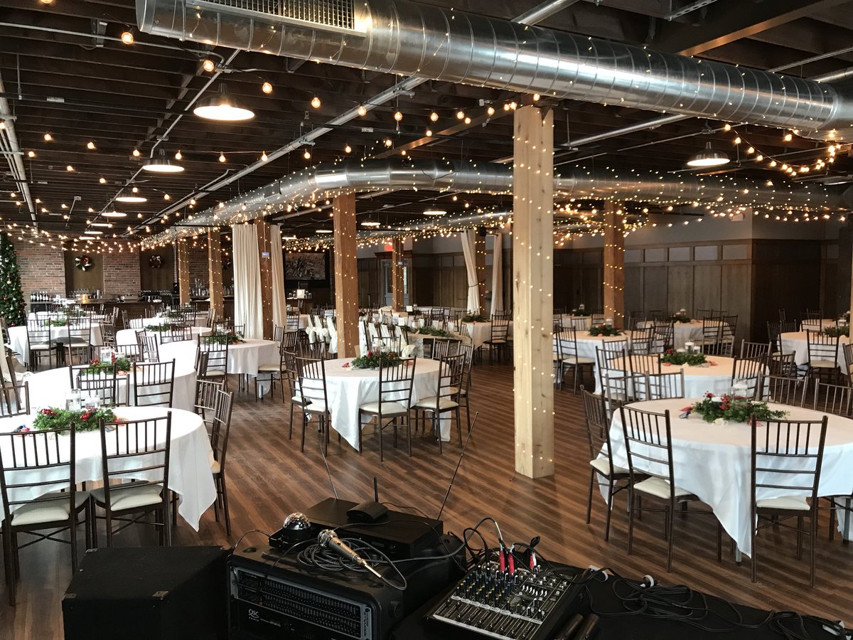 jhermes51's tweet photo. All set up and ready to go. Beautiful place to celebrate two wonderful people getting married. Can’t wait to see @robandersen90 twerking things out on the dance floor! #finsup #freebird https://t.co/zSLlWqke50