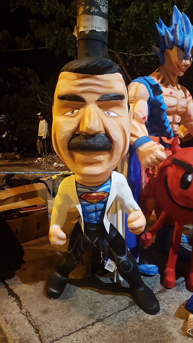 pamela_cortesss's tweet photo. En el #AlbánBorja encontré al Alcalde con guayabera abierta...muchos lo vemos así. 🌟🤘 #SuperAlcalde @jaimenebotsaadi https://t.co/YOEq4UDaiG