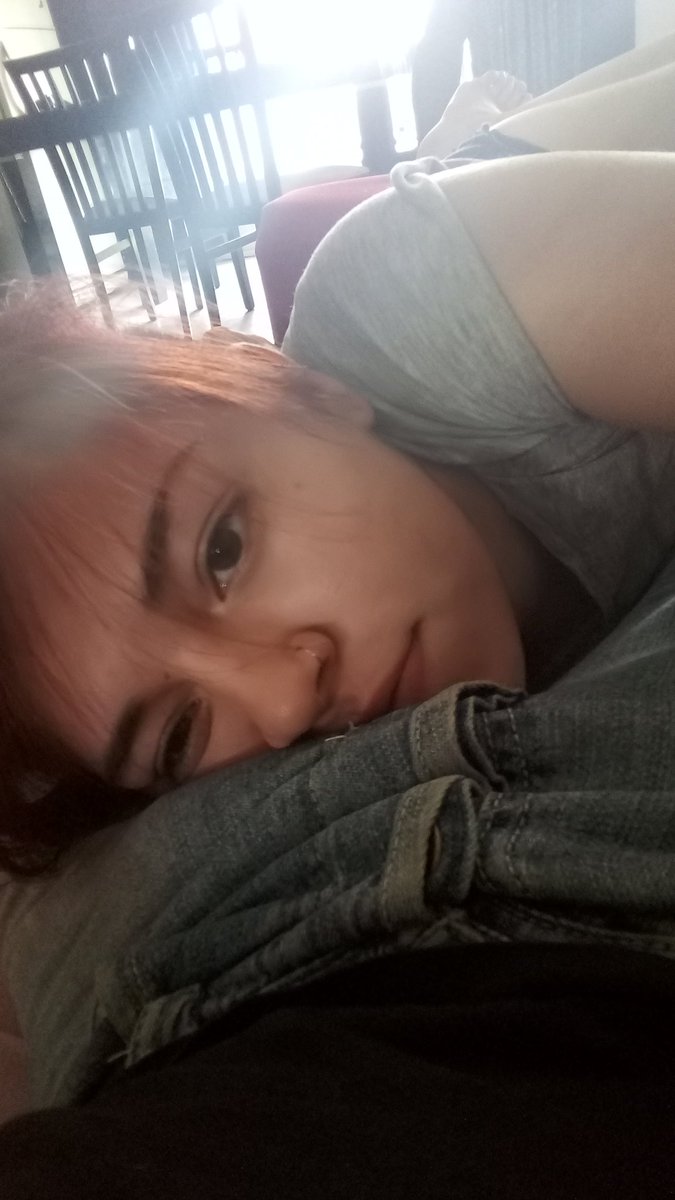 xFoooorrax's tweet photo. Tengo sueño y calor, entonces me acuesto entre las piernas de Brian. https://t.co/8A3St4BlKr