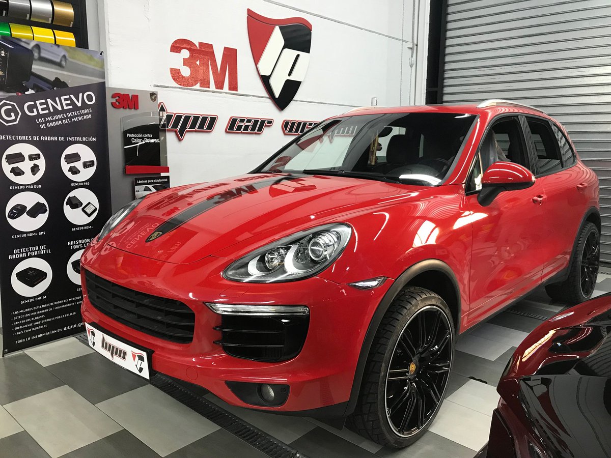 LupoCarWrapping's tweet photo. Cromados de ventanas y franjas en negro brillo 3M #Wrap Film!👌 #lupocarwrapping #porschecayenne https://t.co/LOYO7BifyX