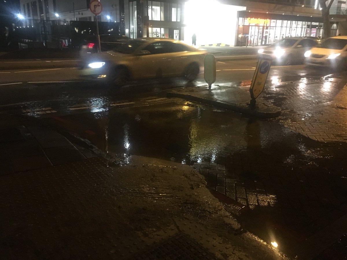 ManningFineArt's tweet photo. @thameswater Junction of Meadow Row and New Kent Road SE1. https://t.co/M5fmxXRzX0