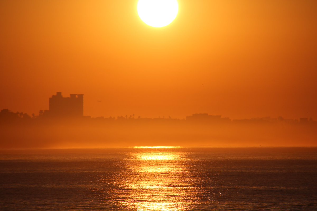 WE HOPE YOUR HOLIDAYS ARE AS BRIGHT AS THIS SUNRISE IN MALIBU ☀️🙏☀️ #sunrise #PicOfTheDay #today #carveyourpath
