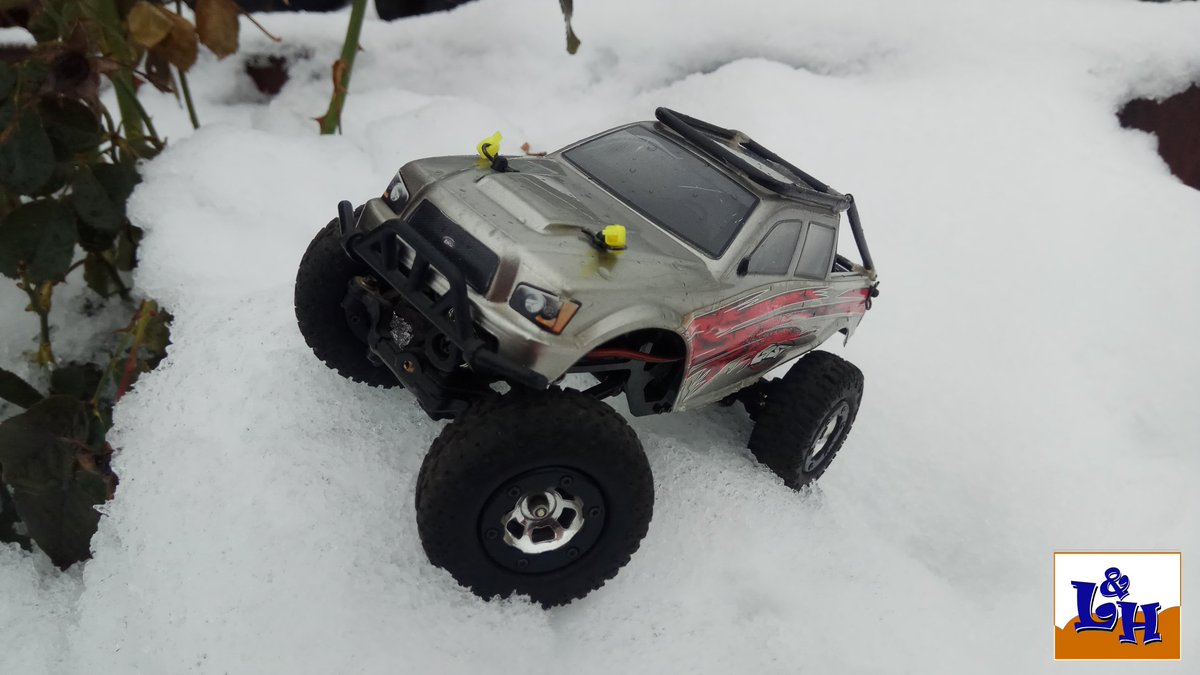 LifeNHobby's tweet photo. #losi #microcrawler en la nieve! https://t.co/HfWQa0xcq5