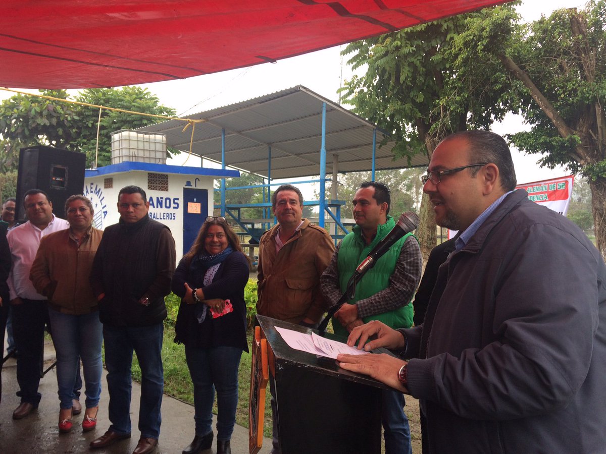 TodosSomosPR's tweet photo. #PozaRica El alcalde #SergioLorenzoQuirozCruz entregó un domo y cancha de usos múltiples en la escuela primaria Niños Héroes https://t.co/Z7PL7Rjwgj https://t.co/r8oXSo0Aqo