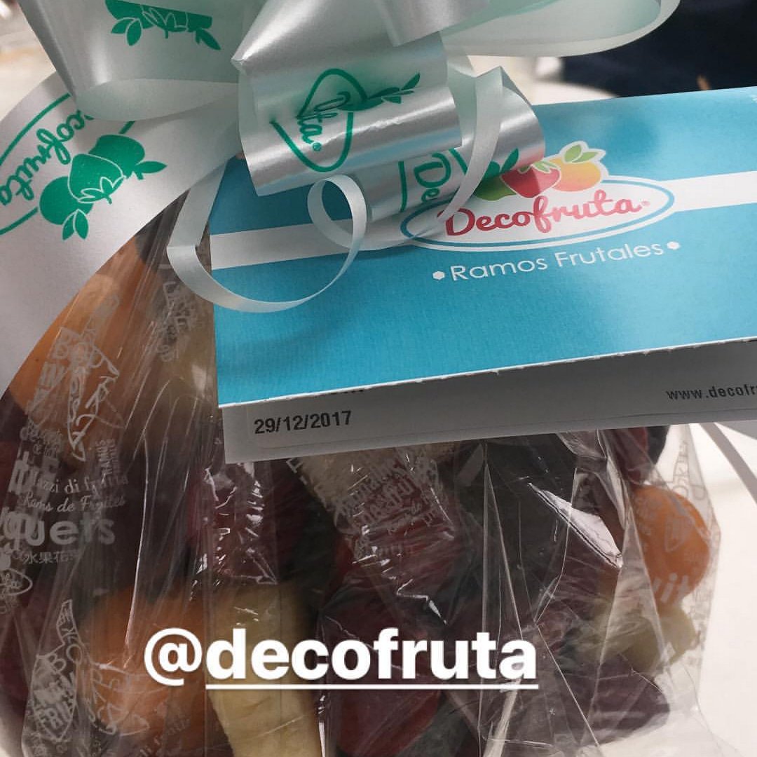 decofruta's tweet photo. La periodista Esteninf Olivarez Torrealba @esteninf disfrutando de su ramo frutal #Decofruta #RamosFrutales https://t.co/bIqaiYYFoC