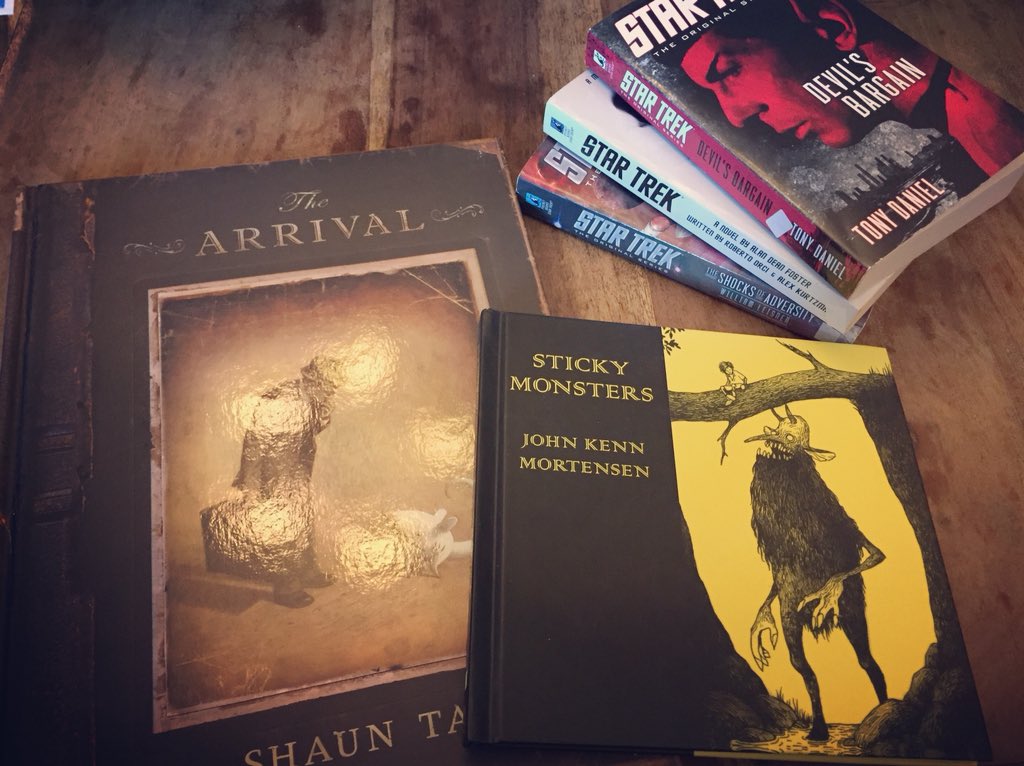 PsycheDK's tweet photo. Today’s loot from the comic shop. I’m versatile. #thearrival #shauntan #startrek #johnkennmortensen #stickermonsters #books #comics https://t.co/6ArqanCoKR