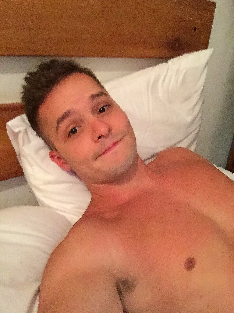 alenolasco's tweet photo. Isso que acontece quando um branquelo decide pegar um solzinho na Bahia... #cadeobronzeado #pimentao https://t.co/RDF2TShdyL