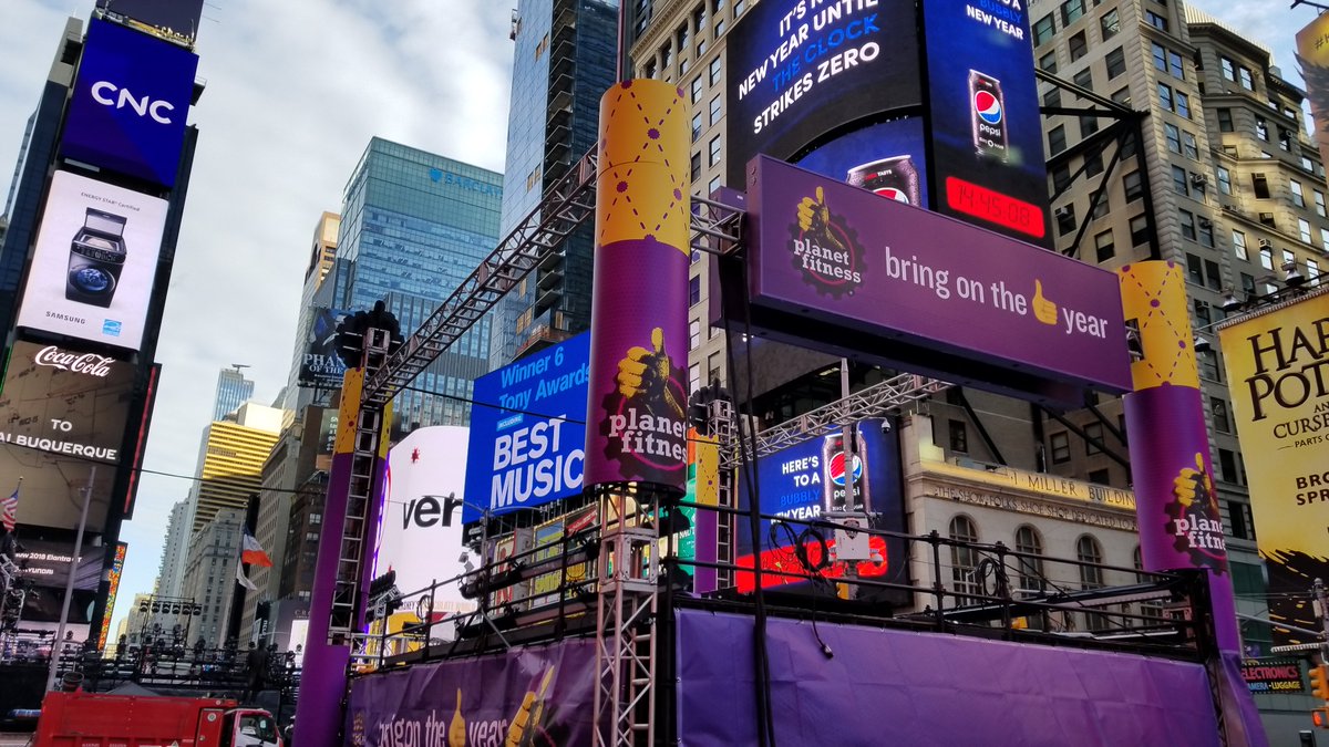 TimesSquareNYC's tweet photo. We're just 3 days away from the NYE #balldrop 🎊 Stages are being built, confetti is being tested, and #NYC is getting ready! #FridayFeeling https://t.co/2uTUfH2COZ