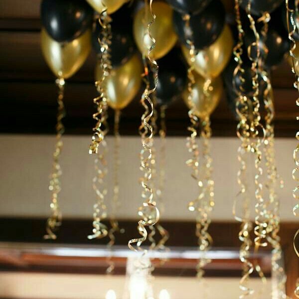 CFEvent_M's tweet image. Here's my favorite decoration ideas from pinterest for #NewYearsEveParty
Tip1:Color matters with what you match them with. Tip2: gold with gold is too bright. Tip3: gold and silver is  a color clash. New years colors can be gold with black, white, navy blue. Silver- black, white.