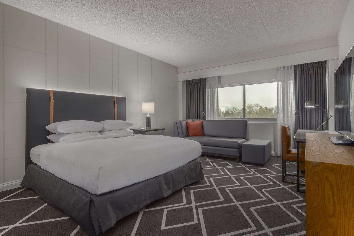 HiltonWoburnBOS's tweet photo. Last chance to treat yourself this #NYE. $219 for newly-renovated overnight accommodations, 5-course tasting menu for 2 at Matadora and a midnight toast! Book now: https://t.co/C5IEX1SjZJ    #bostoneats #traveldeal https://t.co/1KNQrLIAfr