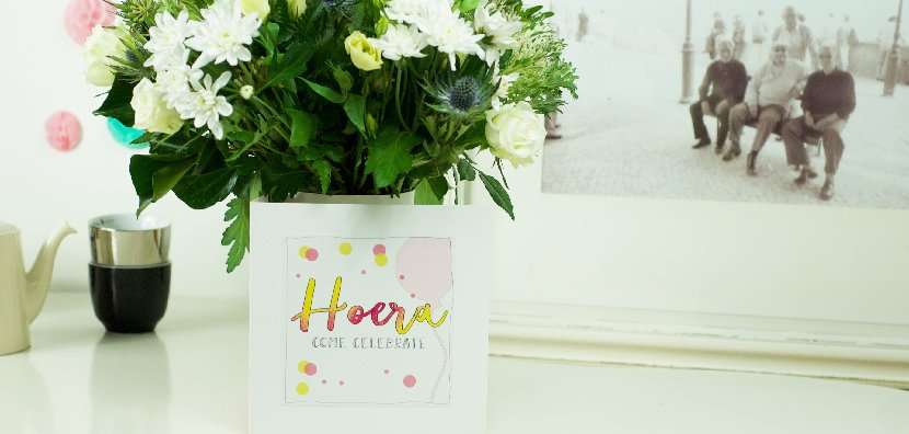wenskaartvaas's tweet photo. Our new designs available! #celebrate #flowers #HappyNewYear2018 #cardvase #kaartvaas #bloemen #gelukkignieuwjaar Want to see more?  https://t.co/z0NswgcKMz https://t.co/HkAldktKzG