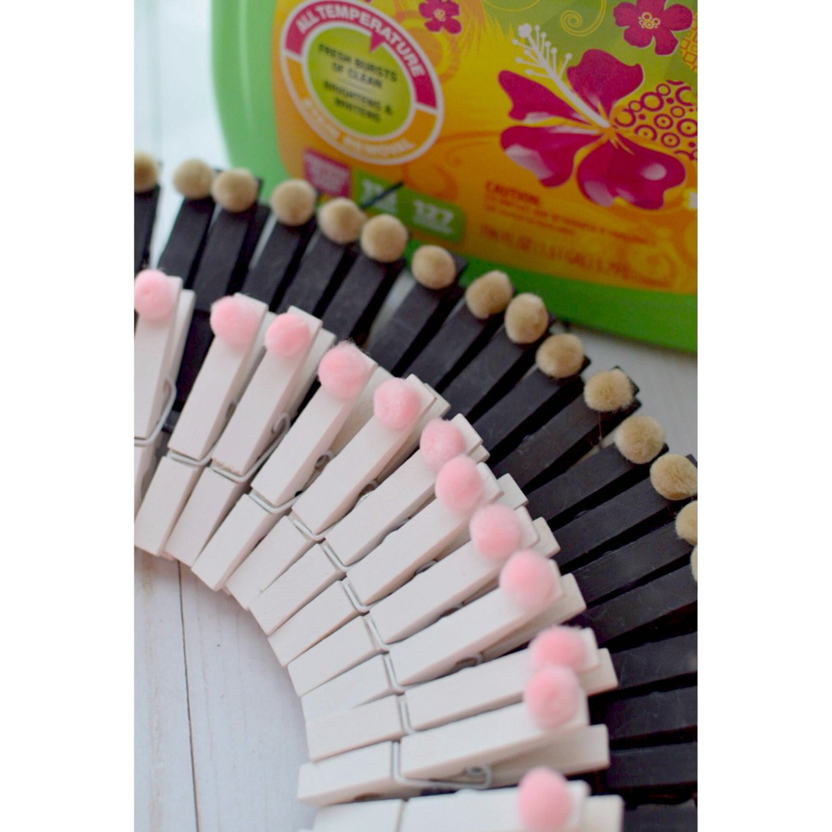 jasmine_espinal's tweet photo. #ad See how I plan on prepping for New Years with #MembersMarkDetergent  from @Samsclub + a cute #DIY Pom Pom Clothespin Wreath - https://t.co/5bbdrZrE8m https://t.co/2rwmbtMZ8e