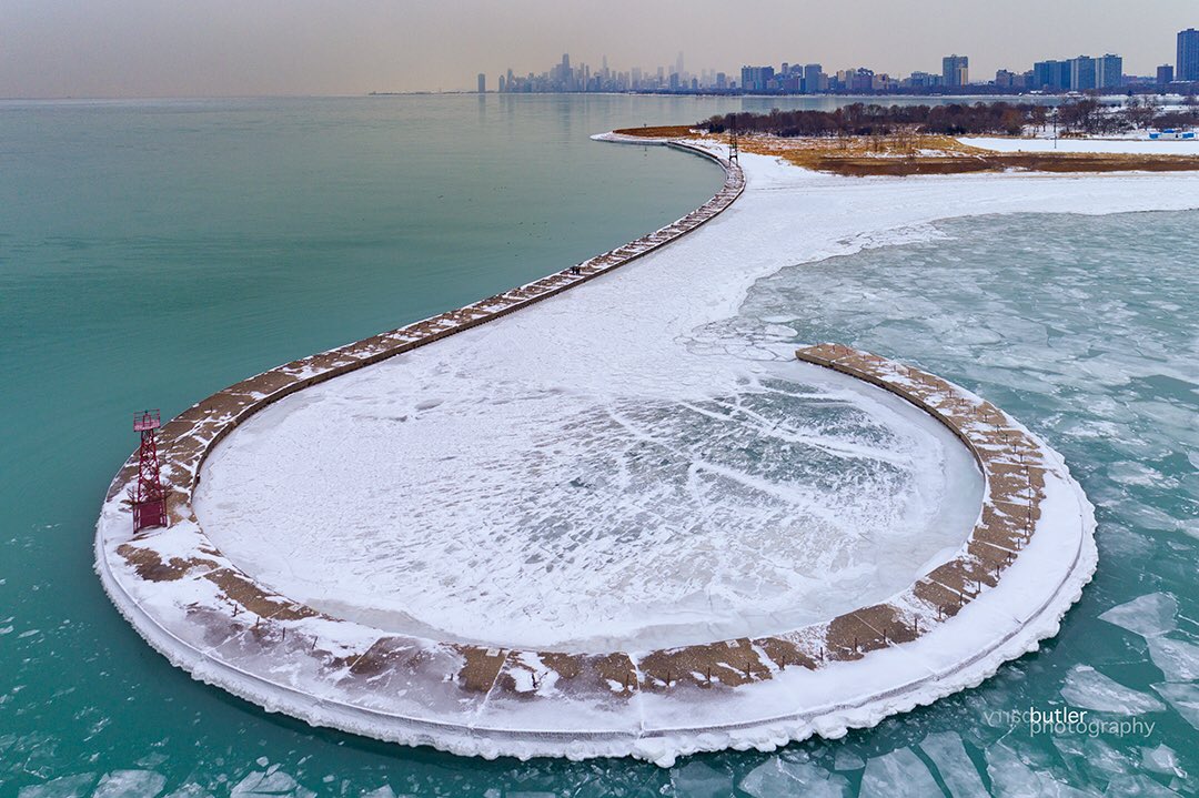 barrybutler9's tweet photo. Friday Along Chicago's Frozen Lakeshore #ilwx #weather #winter #chicago #news https://t.co/mAJb1z125K