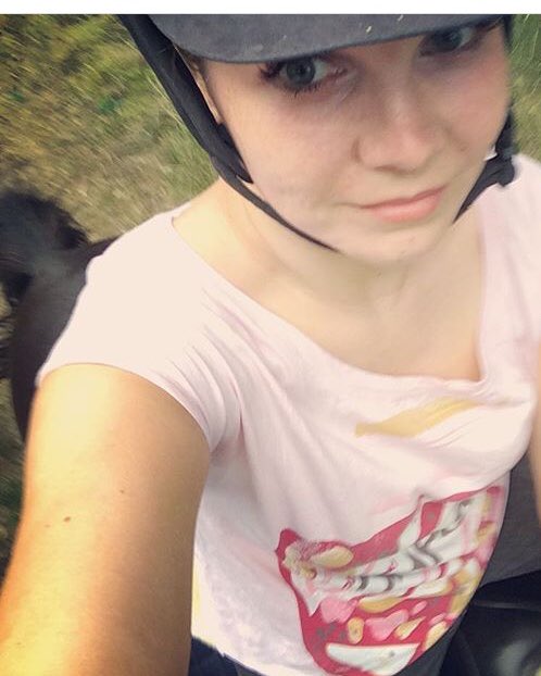 laura_unicorn1's tweet photo. Me and @Glatis4 rode a pony today!!! https://t.co/VukgDT8QJS