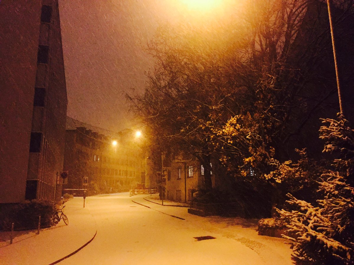 rstocker_sky's tweet photo. "#Zürich's #SNOW_NOW
#WEISSEWEIHNACHT❄️2017:
#Etwas #ZEITVERSCHOBEN:
#29December2017"
#RSARonStockerArt1st
#Obstgartenstraße22 #8006Zürich https://t.co/ZCRs6V1W5R