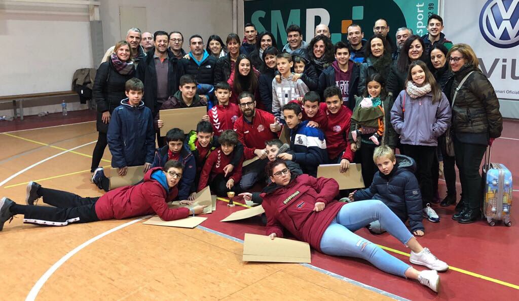 missgemmix's tweet photo. La gran familia de l’ #infantilgroc de @somubsa al torneig de @SECASAL Vilafranca https://t.co/JPRq5chg10