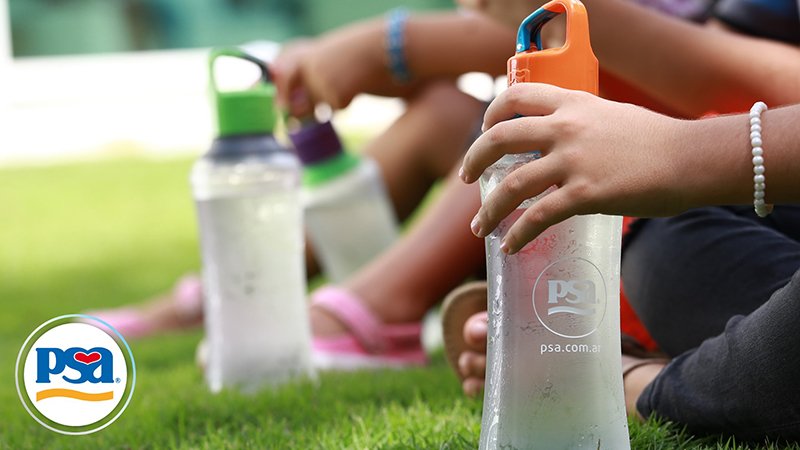 PSAVida's tweet photo. Este verano mantené a tus chicos hidratados en todo momento. La Botella 600 es Ideal para llevar agua purificada PSA a la colonia, al club, a la plaza o a todos lados. #BotellaPSA #verano2018 #veranoPSA #PSAesVida #PSAesSalud https://t.co/LgUBVqIa5t