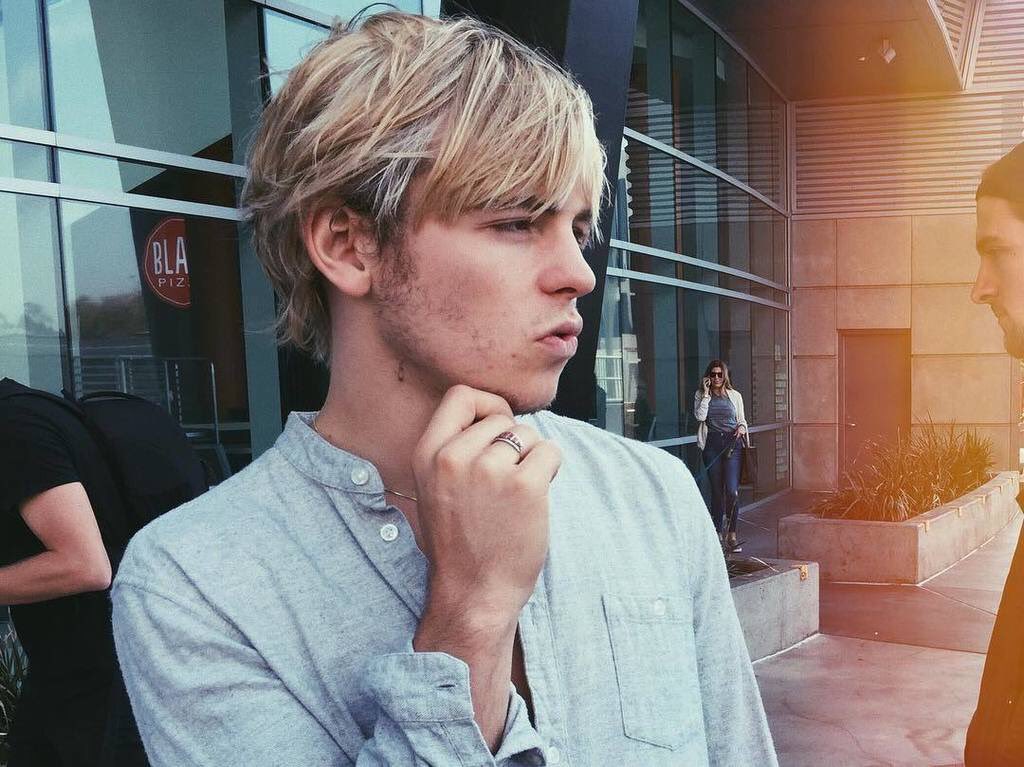 Ross Lynch getting one year older... Happy Birthday sweetie ! 