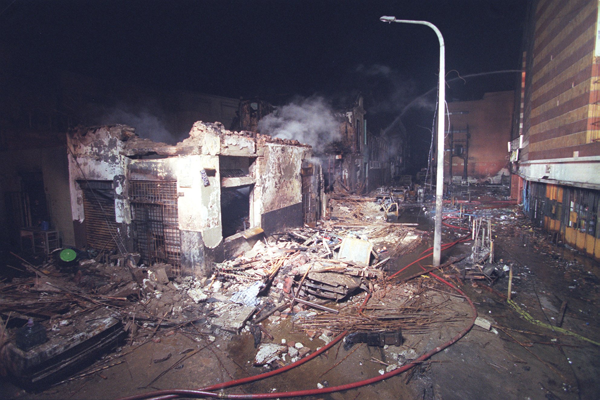 Lima_El Comercio on "Incendio en Mesa Redonda: 10 fotos que dejó tragedia del 2001 https://t.co/IIrv5wQeTv https://t.co/UxCALtSBCP" Twitter