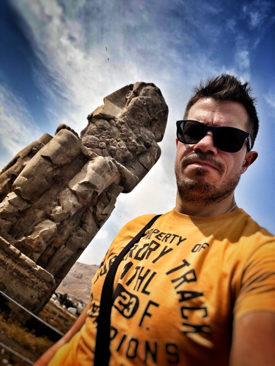 Proud916's tweet photo. I colossi di #Memnone e la valle delle Regine (e in entrambi i casi la definizione mi sembra appropriata! 😛) #Egitto https://t.co/K342zDb5bF