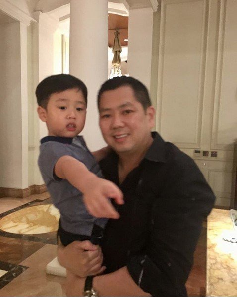 Netizenland's tweet photo. Potret Keakraban Hary Tanoe Bersama Sang Cucu, Benar-benar Kakek Idaman! https://t.co/3dLvZuE0dT https://t.co/v0QWETa7HZ