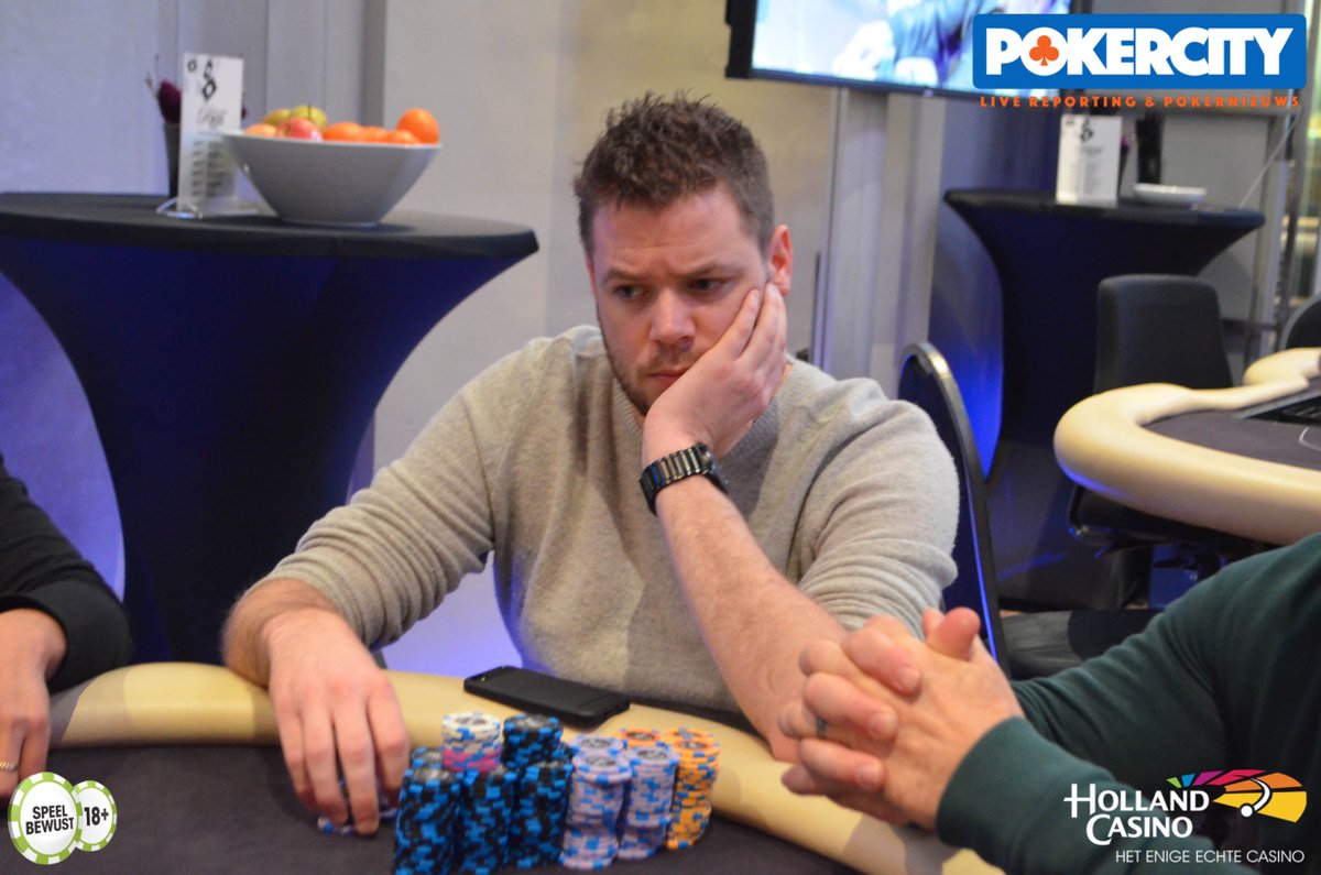 PokerCityNL's tweet photo. @PokerSeriesNL #DutchOpenPS - @Paul_Berende moet zich tevreden stellen met een mincash (16e, €2.958). 'Padjes' werd net uitgeschakeld toen hij met 44 ten onder ging tegen 99 van @svzff https://t.co/KSnlxqWimZ https://t.co/bKEQ3zE3ab
